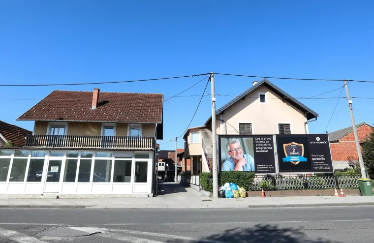 Ovo je mjesto gdje je noćas grunula ručna bomba, kraj kuće u kojoj živi obitelj s troje djece