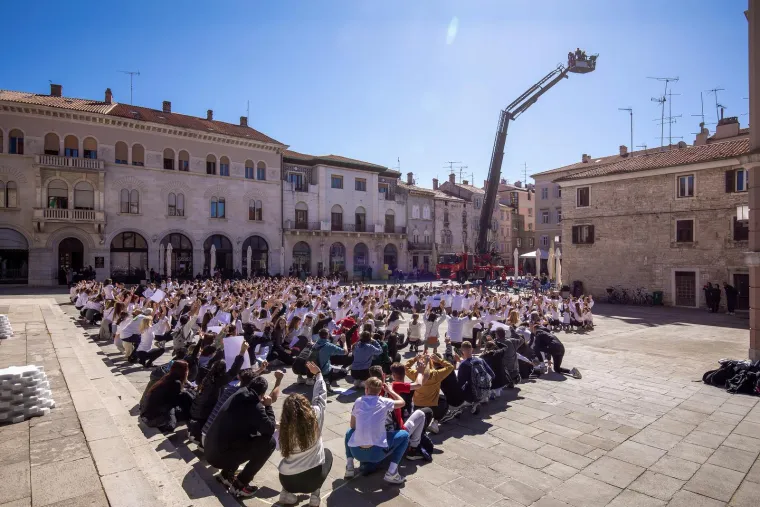 Učenici, studenti, građani svi su na pulskom Forumu napravili predivnu fotografiju