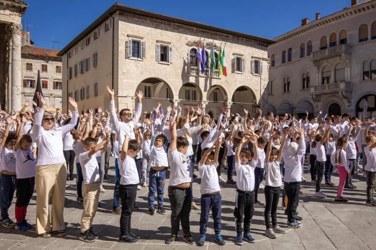 Učenici, studenti, građani svi su na pulskom Forumu napravili predivnu fotografiju