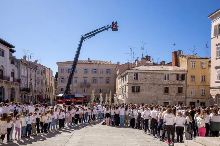 Učenici, studenti, građani svi su na pulskom Forumu napravili predivnu fotografiju