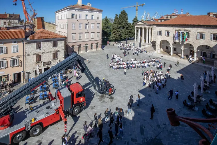 Učenici, studenti, građani svi su na pulskom Forumu napravili predivnu fotografiju