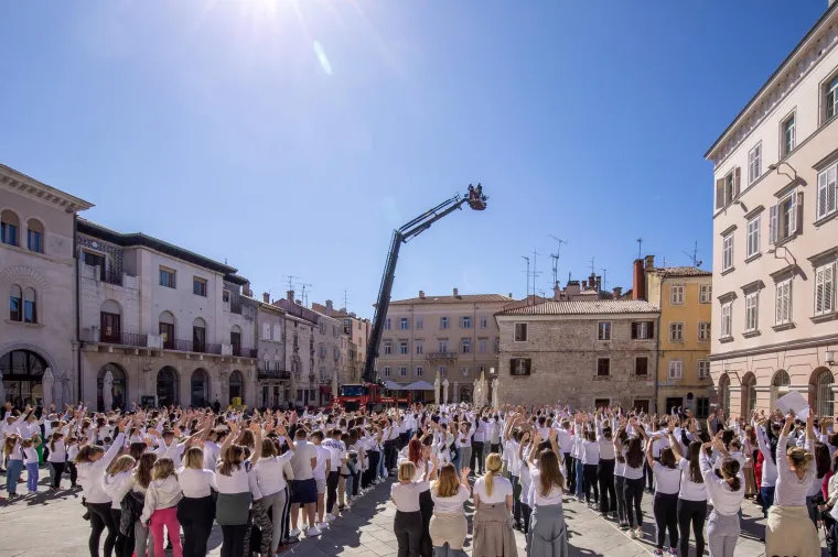 Učenici, studenti, građani svi su na pulskom Forumu napravili predivnu fotografiju