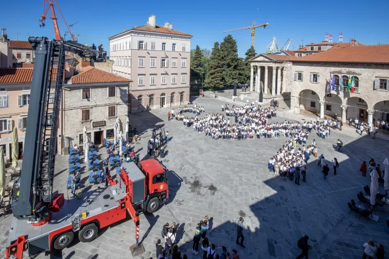 Učenici, studenti, građani svi su na pulskom Forumu napravili predivnu fotografiju