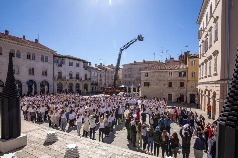 Učenici, studenti, građani svi su na pulskom Forumu napravili predivnu fotografiju