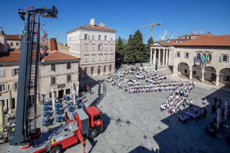 Učenici, studenti, građani svi su na pulskom Forumu napravili predivnu fotografiju