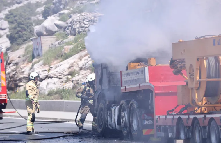 Zapalio se tegljač na brzoj cesti prije tunela Klis grlo, cesta zatvorena za sav promet
