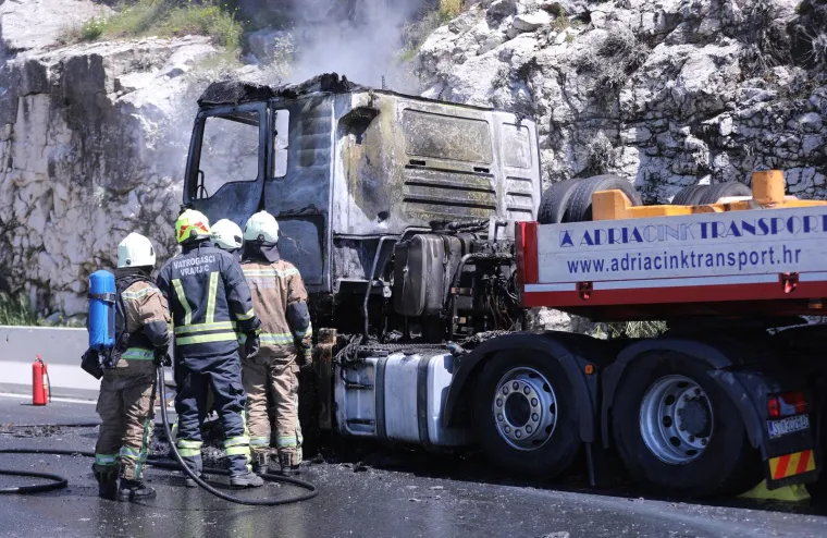 Zapalio se tegljač na brzoj cesti prije tunela Klis grlo, cesta zatvorena za sav promet