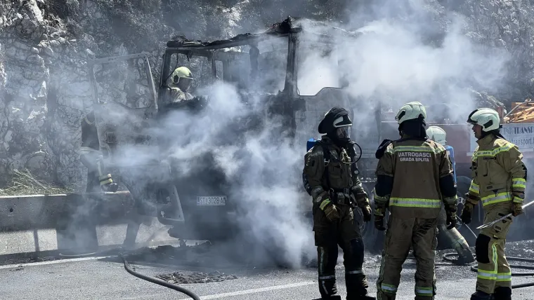 Zapalio se tegljač na brzoj cesti prije tunela Klis grlo, cesta zatvorena za sav promet