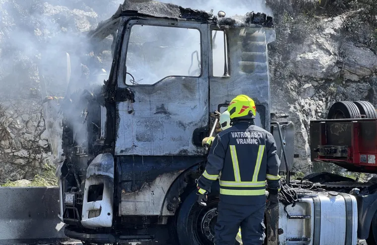 Zapalio se tegljač na brzoj cesti prije tunela Klis grlo, cesta zatvorena za sav promet