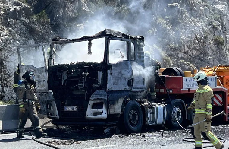 Zapalio se tegljač na brzoj cesti prije tunela Klis grlo, cesta zatvorena za sav promet