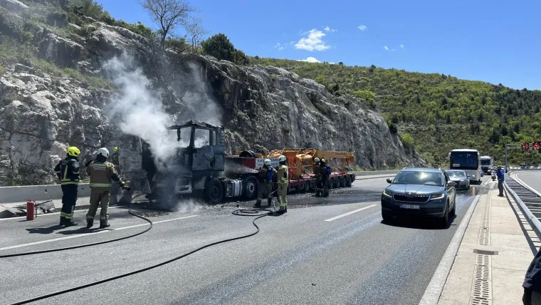 Zapalio se tegljač na brzoj cesti prije tunela Klis grlo, cesta zatvorena za sav promet