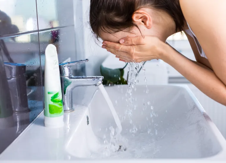 3. Voda iz slavine može oštetiti vašu kožu: Dvije glavne stvari vezane uz vodu iz slavine mogle bi oštetiti vašu kožu. Prvo, trebali biste provjeriti razinu pH svoje vode, normalno bi vaše lice trebalo biti oko 4,7, a pH vaše vode ne bi trebao biti iznad 5. Druga stvar koja bi mogla oštetiti vašu kožu su svi tvrdi minerali koje voda iz slavine može sadržavati. Visoke koncentracije minerala poput kalcija, magnezija i željeza mogu uzrokovati akne i suhoću. 