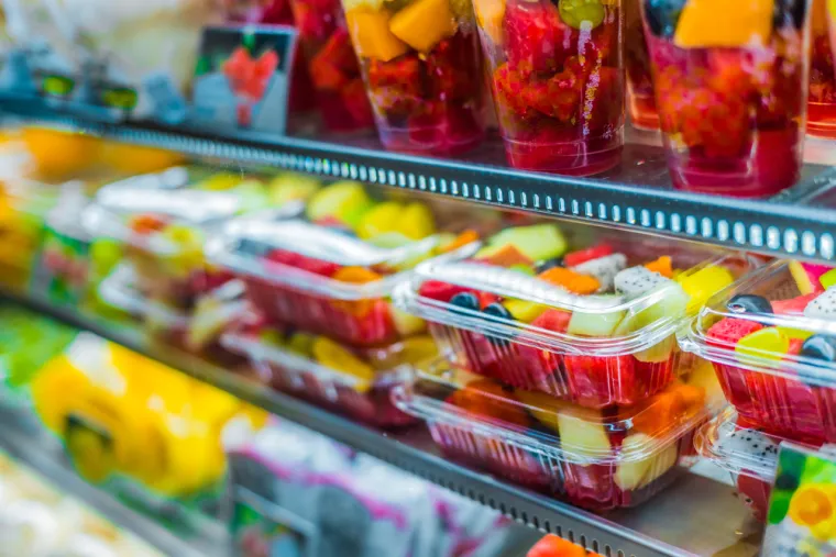 7. Prethodno narezano voće iz supermarketa: Kada je u pitanju kupnja već narezanog voća, moramo biti oprezni jer nikad ne možemo biti sigurni jesu li poduzeti ispravni sanitarni koraci kada ga su ga u trgovini rezali. Može postojati rizik od zaraze E. coli, salmonelom i drugim bakterijskim patogenima, iako je to rijetko. 