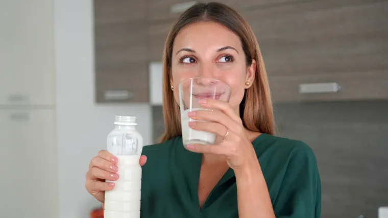 2. Probiotici: Probiotici su izvori &quot;dobrih&quot; bakterija koje stvaraju zdravo okruženje u crijevima. Oni su živi mikroorganizmi koji postoje u određenim namirnicama, kao što su: meki sirevi, sok do cikle, domaći sir, tamna čokolada, zelene masline, kefir, kimchi, kombucha, kiseli kupus, kiseli krastavci, kruh od kiselog tijesta, jogurt, itd.