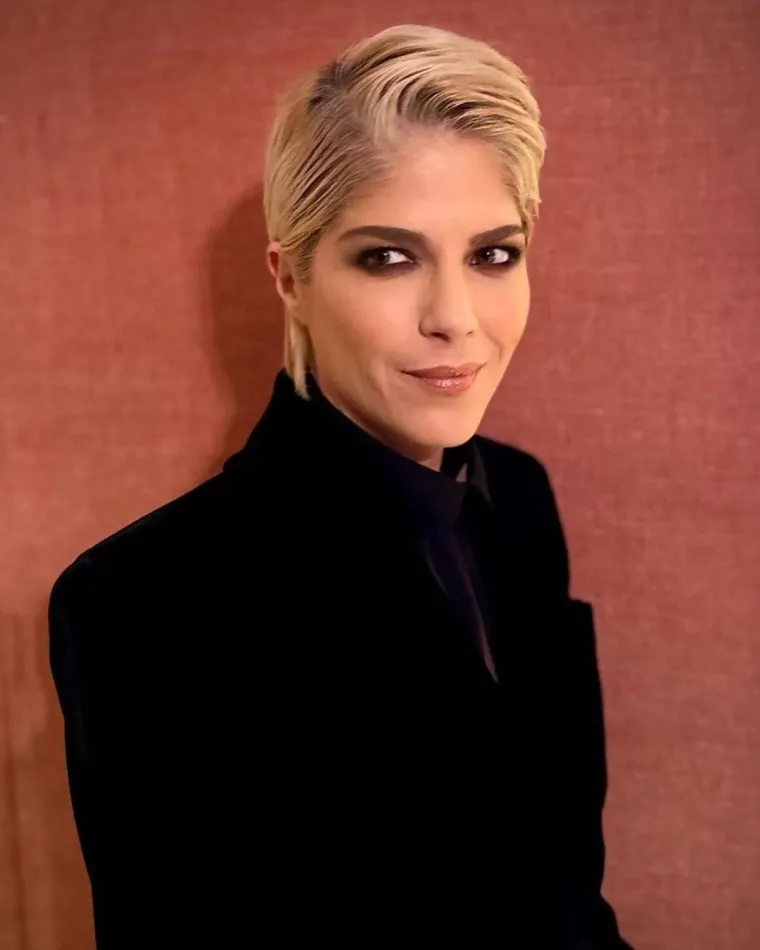 Zbog njezina hrabrog priznanja i pojavljivanja na naslovnici Voguea, dobila je brojne pohvale i mnogi su je prozvali pravom junakinjom.