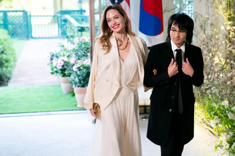 Angelina Jolie ukazala se u Bijeloj kući s najstarijim sinom, no njezin izgled zasjenila je drama oko prezimena