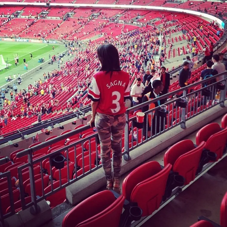 Vruća hrvatska navijačica je zapravo kopija? Poznati tabloid otkrio tko je 'originalna Ivana Knoll'