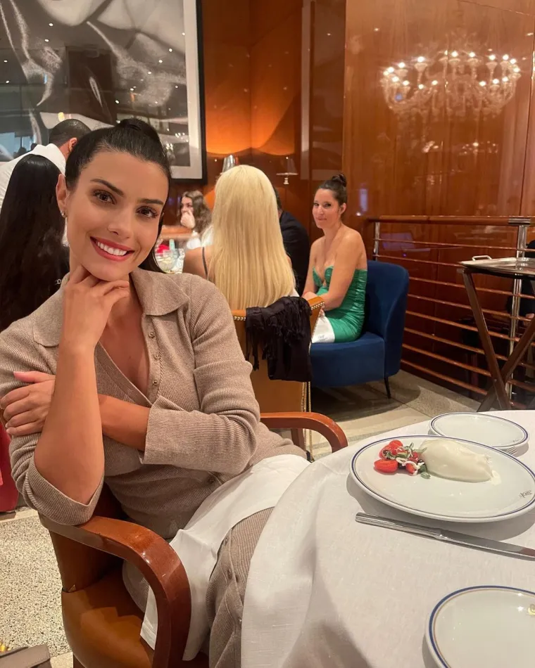 Vruća hrvatska navijačica je zapravo kopija? Poznati tabloid otkrio tko je 'originalna Ivana Knoll'