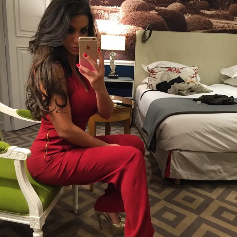 Vruća hrvatska navijačica je zapravo kopija? Poznati tabloid otkrio tko je 'originalna Ivana Knoll'