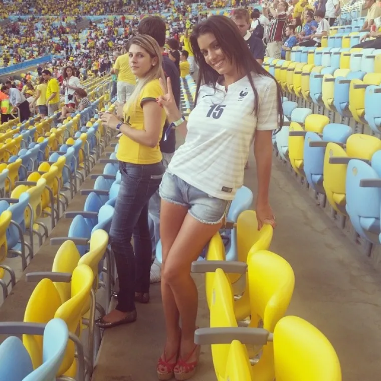 Vruća hrvatska navijačica je zapravo kopija? Poznati tabloid otkrio tko je 'originalna Ivana Knoll'