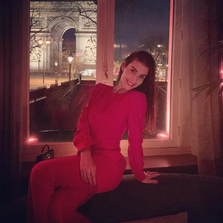 Vruća hrvatska navijačica je zapravo kopija? Poznati tabloid otkrio tko je 'originalna Ivana Knoll'