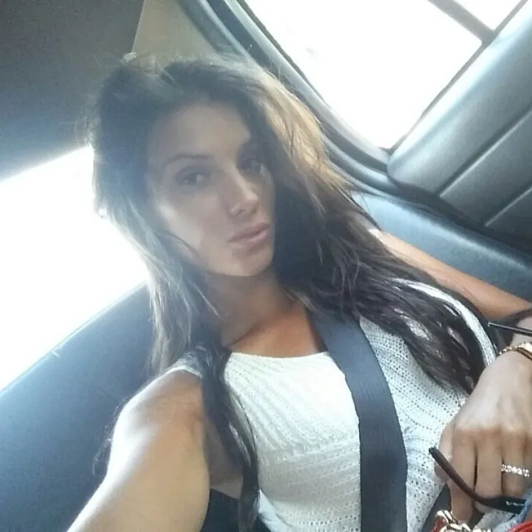 Vruća hrvatska navijačica je zapravo kopija? Poznati tabloid otkrio tko je 'originalna Ivana Knoll'