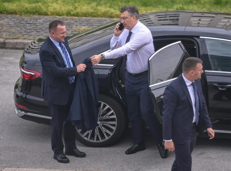 James Bond iz na&scaron;eg sokaka: Plenković primio misteriozni poziv, iskočio iz auta ozbiljan, a posebno u oči bode neobičan detalj