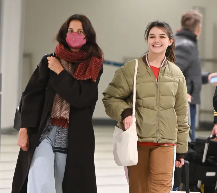 Navodno je Katie od glumca pobjegla usred noći uz pomoć obitelji i prijatelja u strahu za vlastiti život i život svoje jedinice.