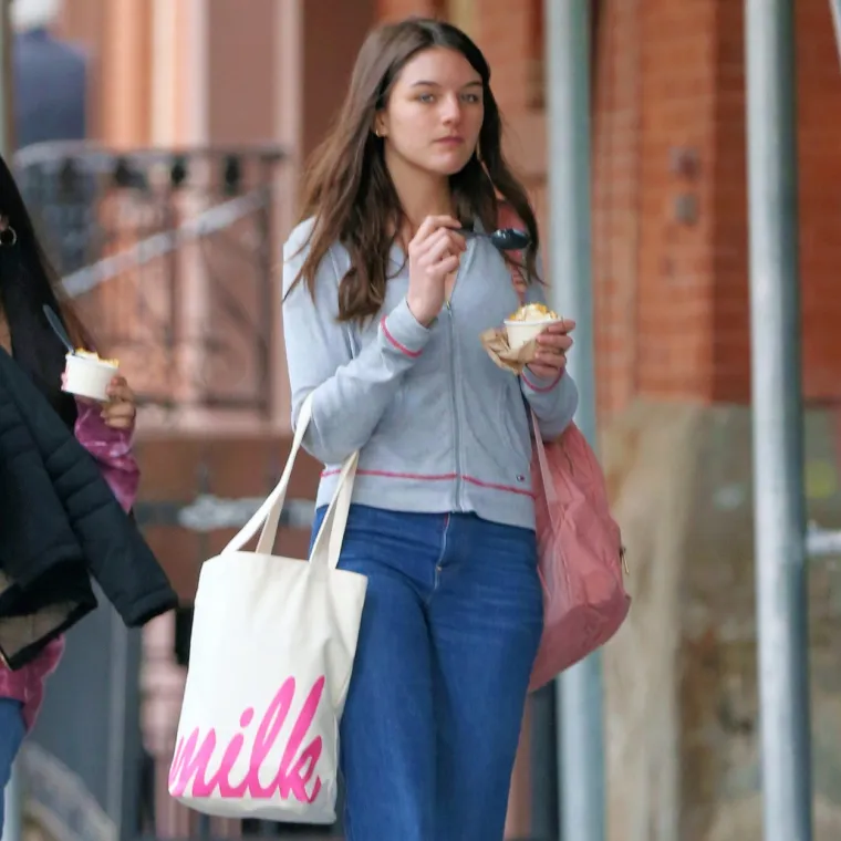 U 2016. kontroverzna crkva ponovno je okrivljena za razdvajanje Toma i Suri jer je, prema njezinim pravilima, članovima zabranjeno druženje s nevjernicima.