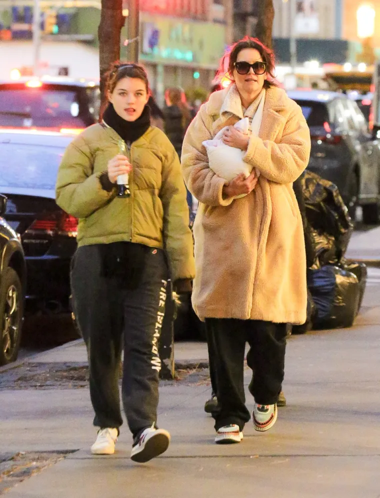 Holmes je 2017. govorila o tome da svojoj kćeri želi pružiti "stabilno" djetinjstvo. &ldquo;Moje dijete mi je najvažnije, a njezin odgoj trenutačno je moj najvažniji posao."