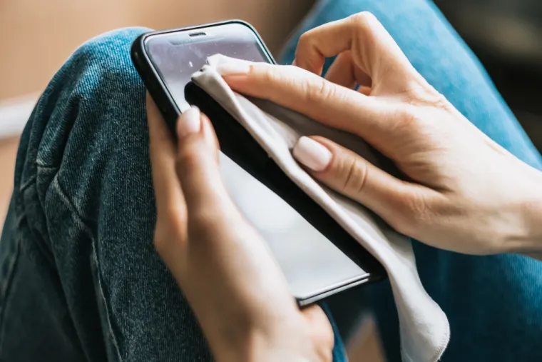 Nosite mobitel sa sobom u WC? Više nećete! Prijeti vam čak deset opasnosti, a neke imaju zbilja gadne posljedice