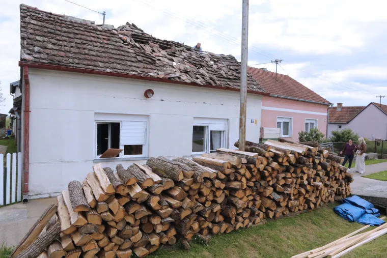 Ovako izgleda kuća nakon eksplozije plina kraj Našica u kojoj je teško ozlijeđen muškarac