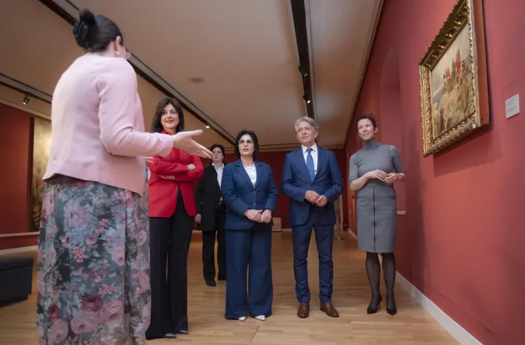 Besprijekorna elegancija Sanje Musić Milanović: U odvažnoj kombinaciji jo&scaron; jednom pokazala da je crvena njezina boja