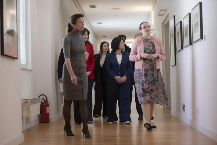 Besprijekorna elegancija Sanje Musić Milanović: U odvažnoj kombinaciji jo&scaron; jednom pokazala da je crvena njezina boja