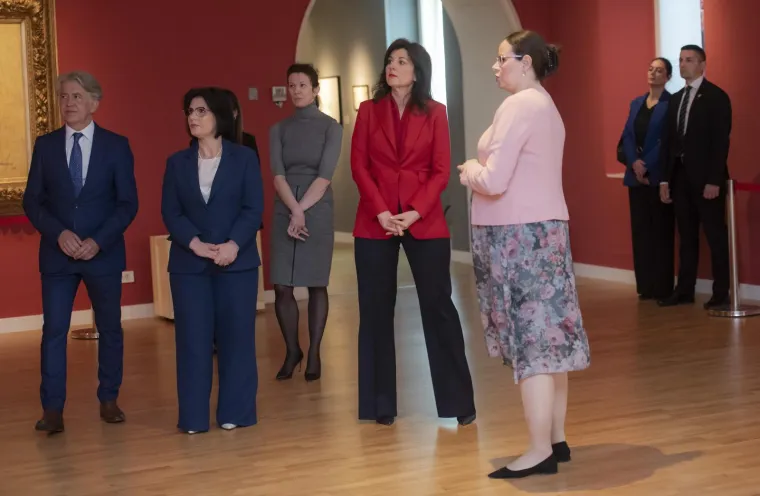 Besprijekorna elegancija Sanje Musić Milanović: U odvažnoj kombinaciji jo&scaron; jednom pokazala da je crvena njezina boja