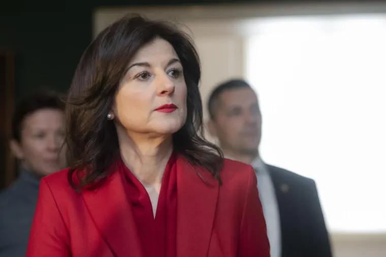 Besprijekorna elegancija Sanje Musić Milanović: U odvažnoj kombinaciji jo&scaron; jednom pokazala da je crvena njezina boja