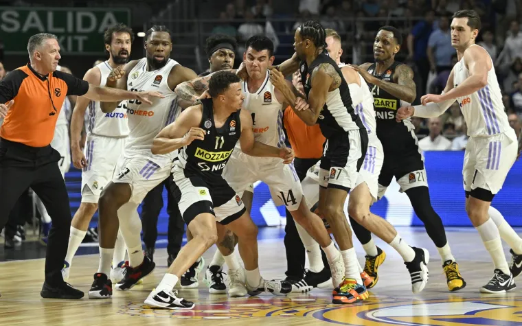 Opća tučnjava na parketu između ko&scaron;arka&scaron;a Reala i Partizana, Grobari izbačeni iz dvorane