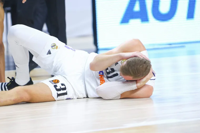 Opća tučnjava na parketu između ko&scaron;arka&scaron;a Reala i Partizana, Grobari izbačeni iz dvorane