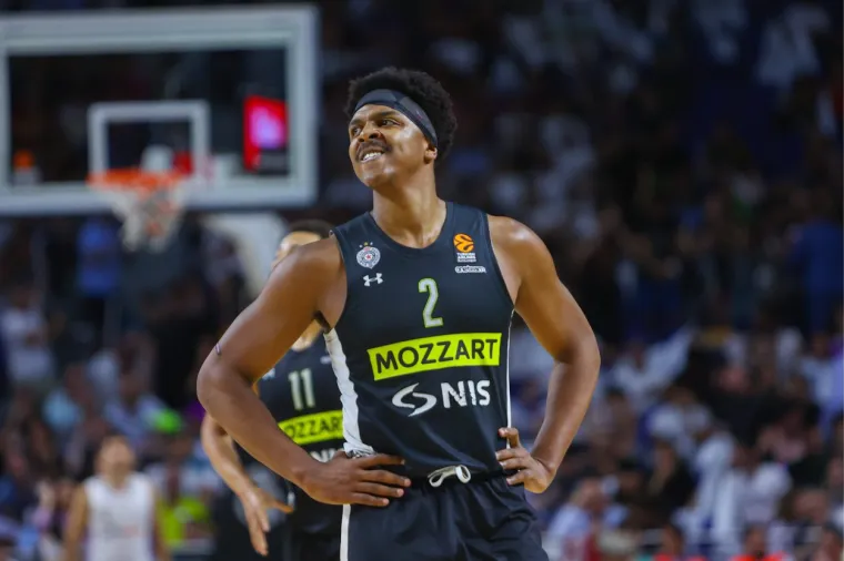 Opća tučnjava na parketu između ko&scaron;arka&scaron;a Reala i Partizana, Grobari izbačeni iz dvorane