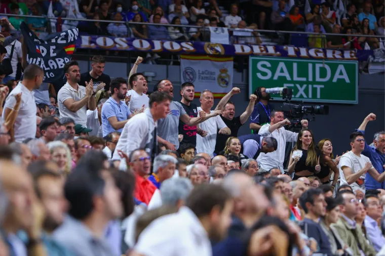 Sijevale &scaron;ake između ko&scaron;arka&scaron;a Reala i Partizana na parketu u Madridu