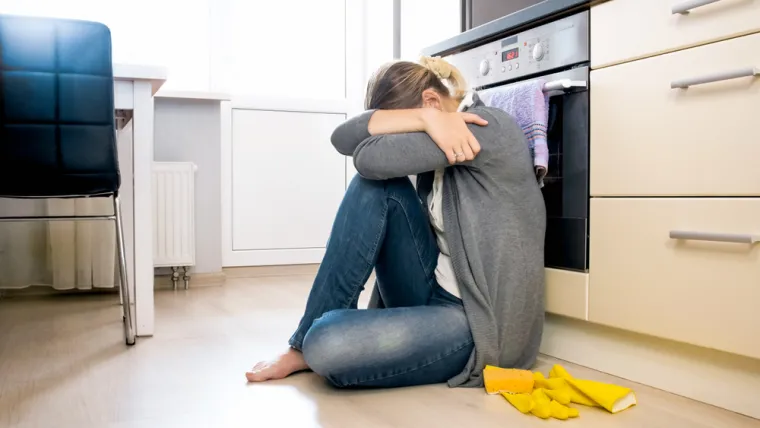 Depresija simptomi: poti&scaron;tenost, uplakanost, bezvrijednost, praznina, ljutnja, razdražljivost, beznađe i umor. Osobe s depresijom možda vi&scaron;e ne nalaze zadovoljstvo u stvarima u kojima su uživali i radije ostaju izolirane. U pona&scaron;anju, osoba s depresijom se samoozljeđuje (ili ima suicidalne tendencije/misli), koristi vi&scaron;e sredstava ovisnosti, ima drugačije prehrambene navike i navike spavanja, gubi interes za seks i ima pote&scaron;koća s pamćenjem stvari ili koncentracijom.