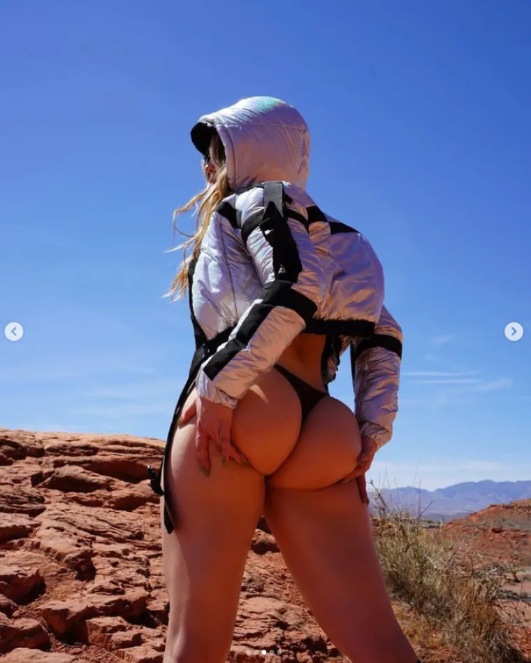 Sava tvrdi kako njezina obitelj zna da ona ima svoju stranicu na OnlyFansu, ali i da nema nikakvu podršku u svom izboru karijere.