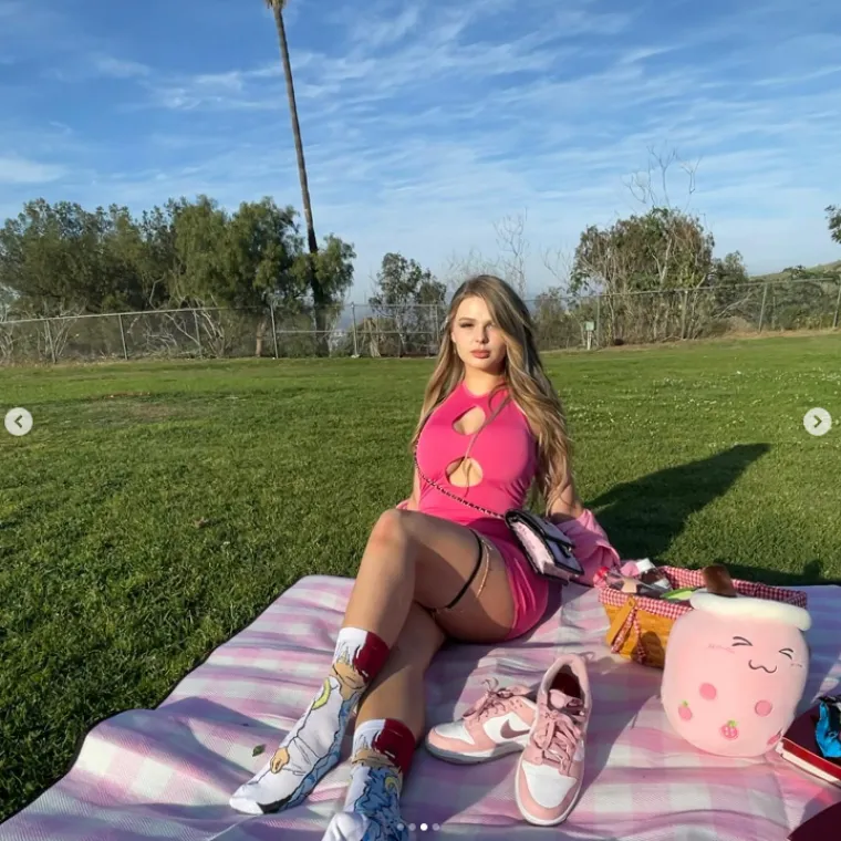 Dok je bila manekenka u dobi od 19 godina, Savinu eksplicitnu fotografiju je snimio i postavio na OnlyFans bez njezinog pristanka fotograf za kojeg je mislila da mu može vjerovati.