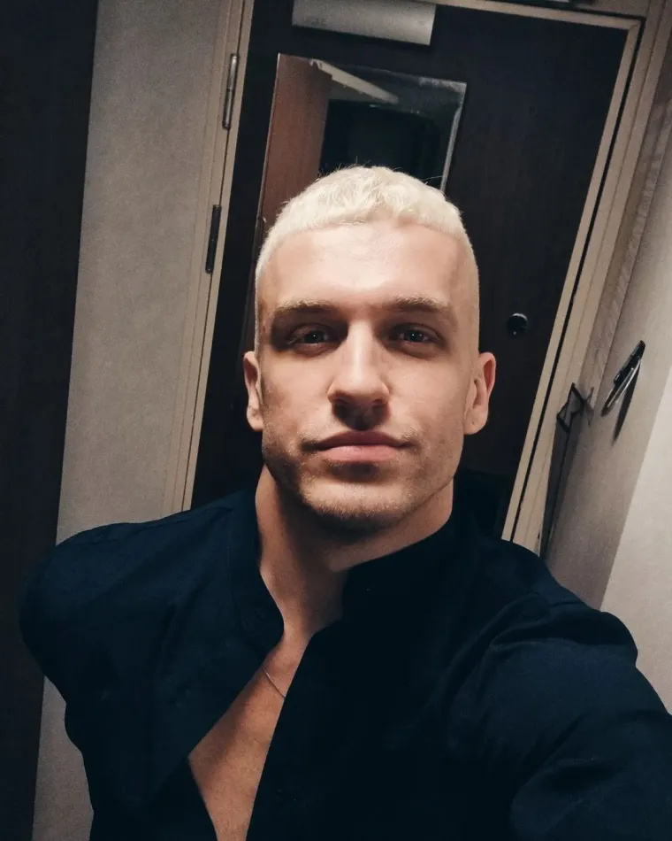 Osim njih, tu su i rock and roll, reggae, wellness, LGBT+ itd. krstarenja. &quot;Jedino što treba naglasiti je da se mi kao ekipa ne smijemo &quot;družiti&quot; s gostima, jer to često rezultira gubitkom posla. Pa iako ove tematske zabave djeluju primamljivo, mi kao brodski zaposlenici možemo se samo diviti slobodi izražavanja i predanosti u datom trenutku.&quot;, zaključuje.