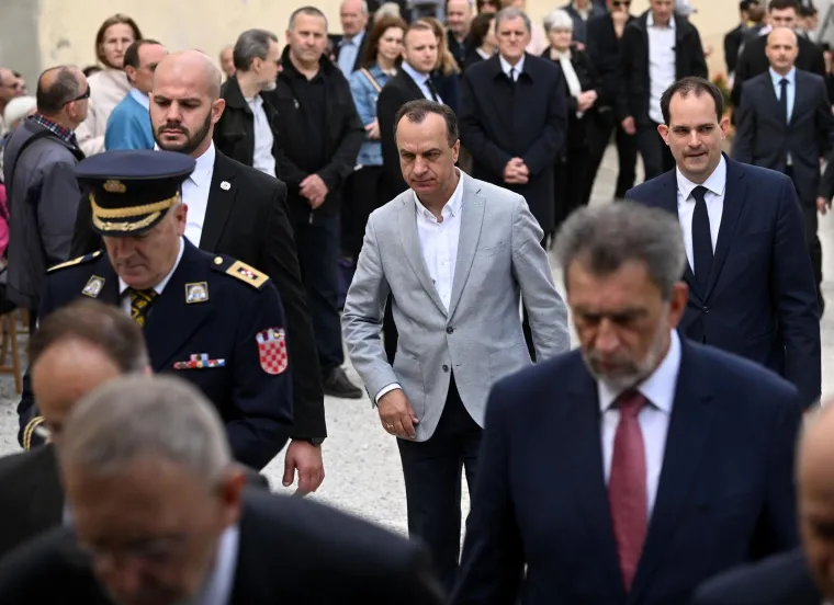 Kutleša preuzeo službu nadbiskupa: Na svečanom misnom slavlju pojavili se i brojni političari