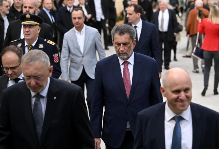 Kutleša preuzeo službu nadbiskupa: Na svečanom misnom slavlju pojavili se i brojni političari
