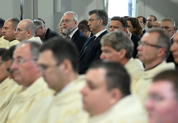 Kutleša preuzeo službu nadbiskupa: Na svečanom misnom slavlju pojavili se i brojni političari