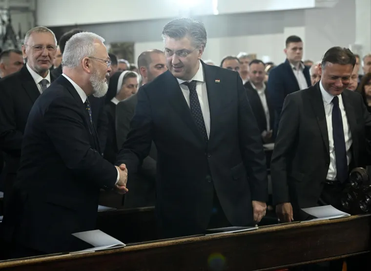 Kutleša preuzeo službu nadbiskupa: Na svečanom misnom slavlju pojavili se i brojni političari