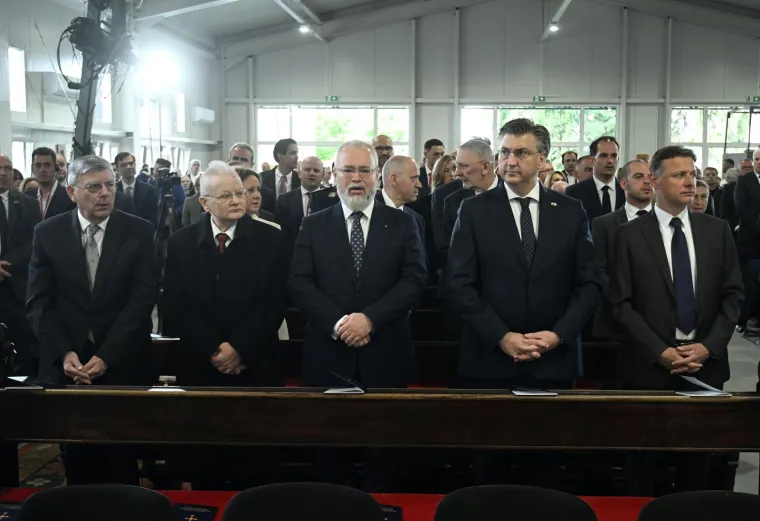 Kutleša preuzeo službu nadbiskupa: Na svečanom misnom slavlju pojavili se i brojni političari