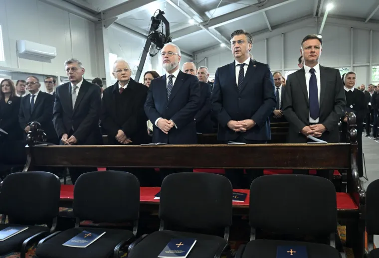 Kutleša preuzeo službu nadbiskupa: Na svečanom misnom slavlju pojavili se i brojni političari